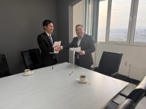 Кыргыз-япон билим берүү фонду жана «авиценна» эл аралык медициналык университетинин медициналык колледжи ортосунда кызматташуу тууралуу келишимге 2 декабрь 2025 жылы кол коюлду.